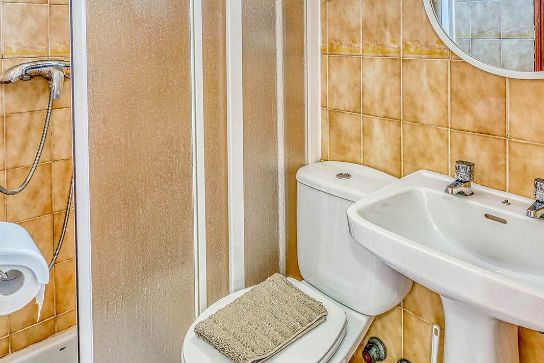 Habitación triple. Ochomin Hostel (El Secadero, Casares)